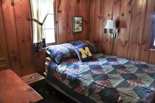 Cabin #2 - M Den Cabin Carp Lake Екстер'єр фото