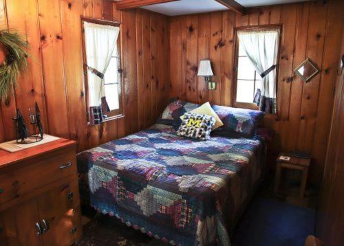Cabin #2 - M Den Cabin Carp Lake Екстер'єр фото